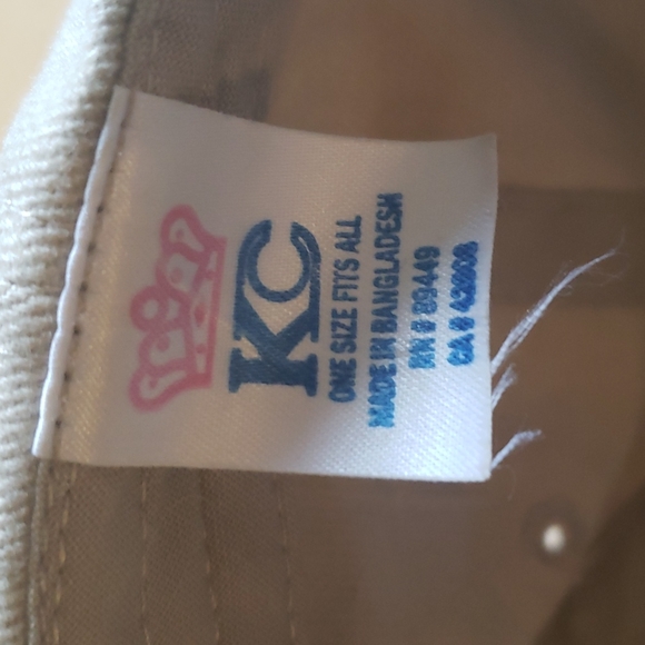 Cream colored hat - Picture 2 of 3